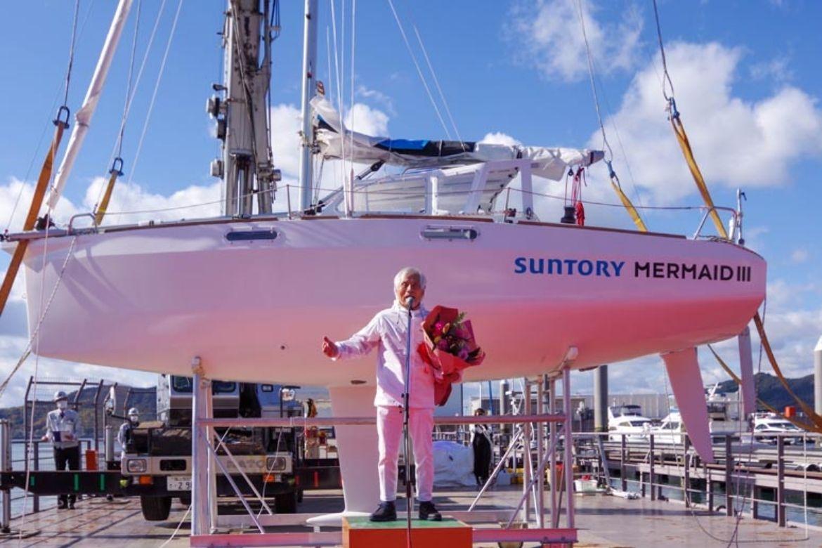 Barco é equipado de modo personalizado para o navegador prateado.