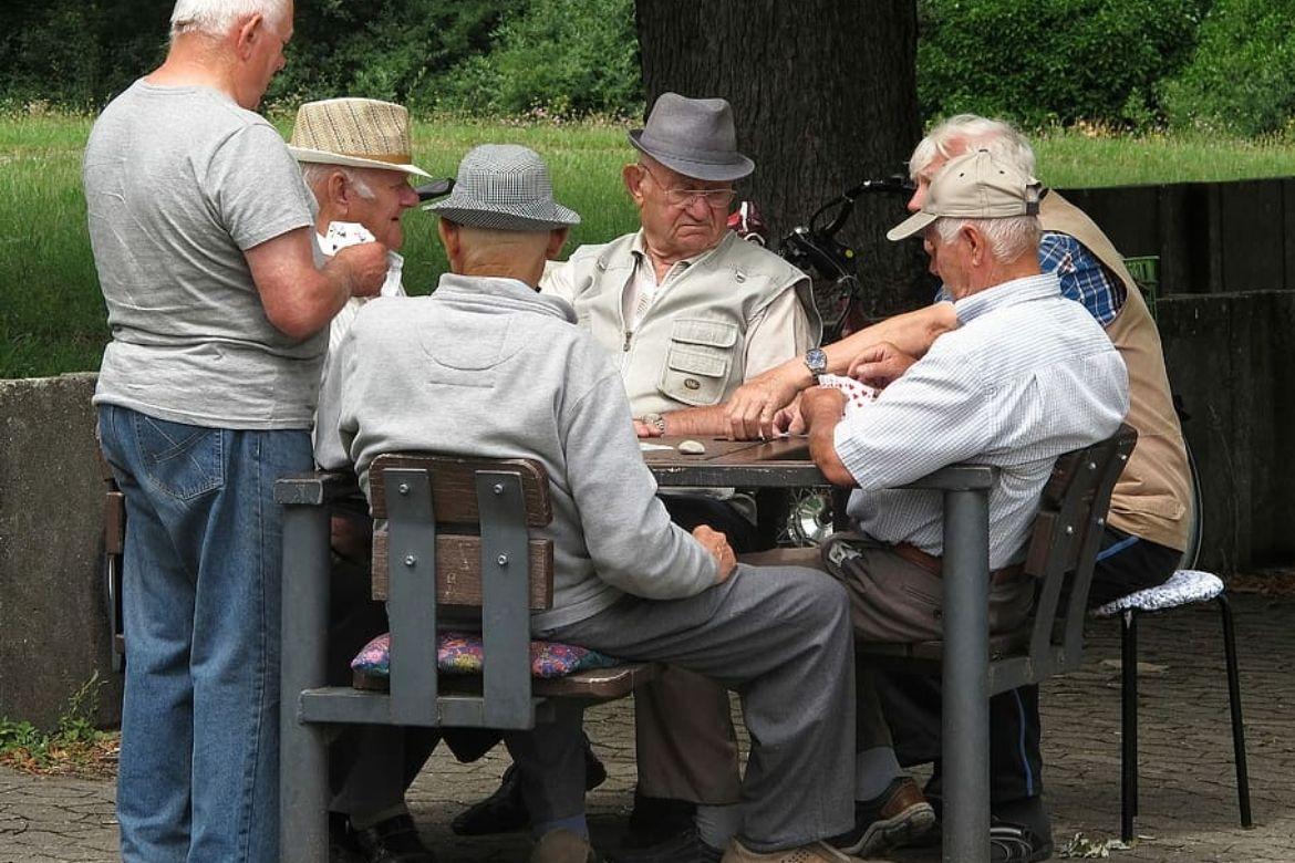 Jogos de cartas e tabuleiro, além do convívio com outras pessoas, estimulam o cérebro.