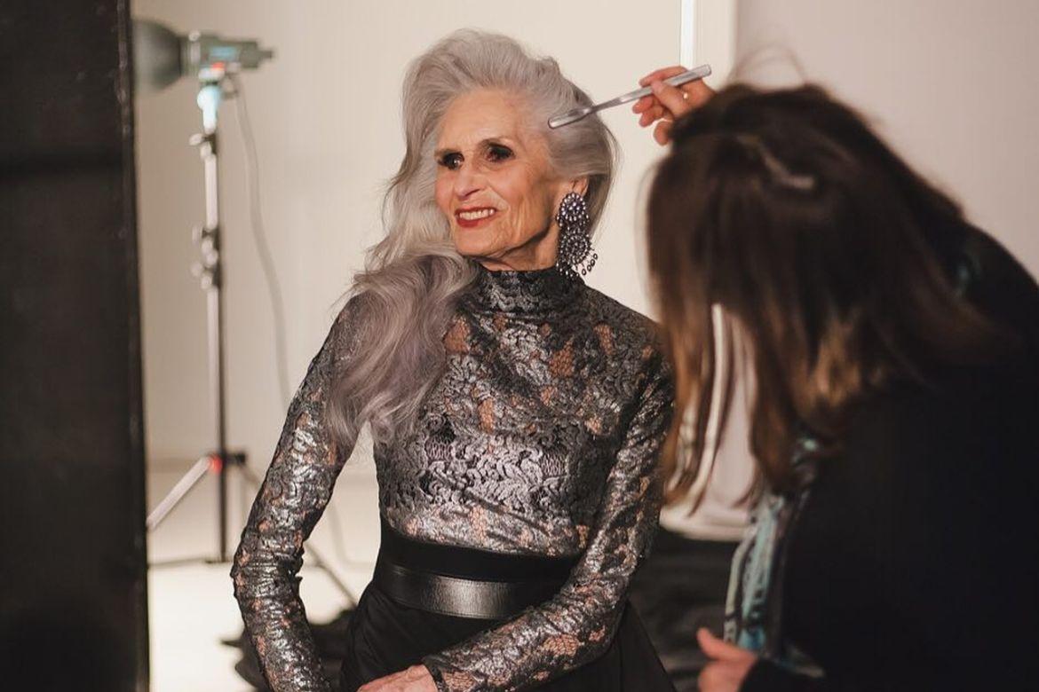 Daphne Selfe se prepara para mais um desfile