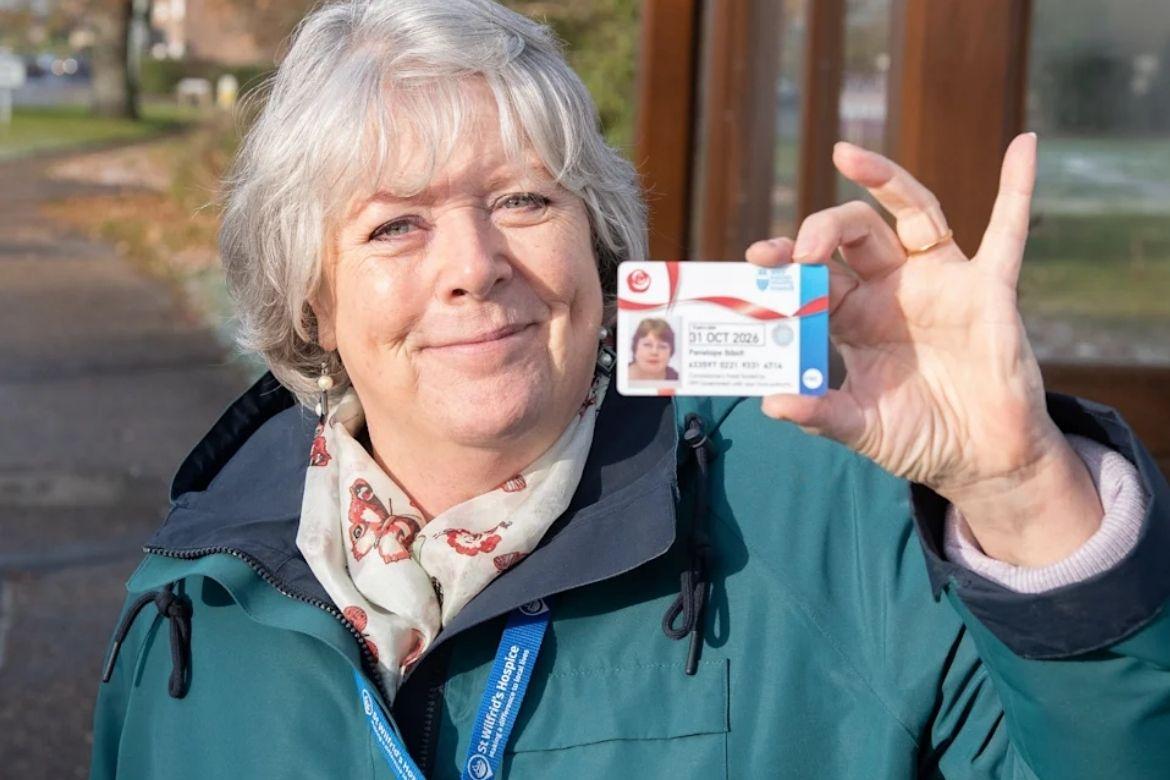 Volta de ônibus para arrecadar fundos Inglesa conseguiu £ 2.500 (cerca de R$ 19 mil) para hospital