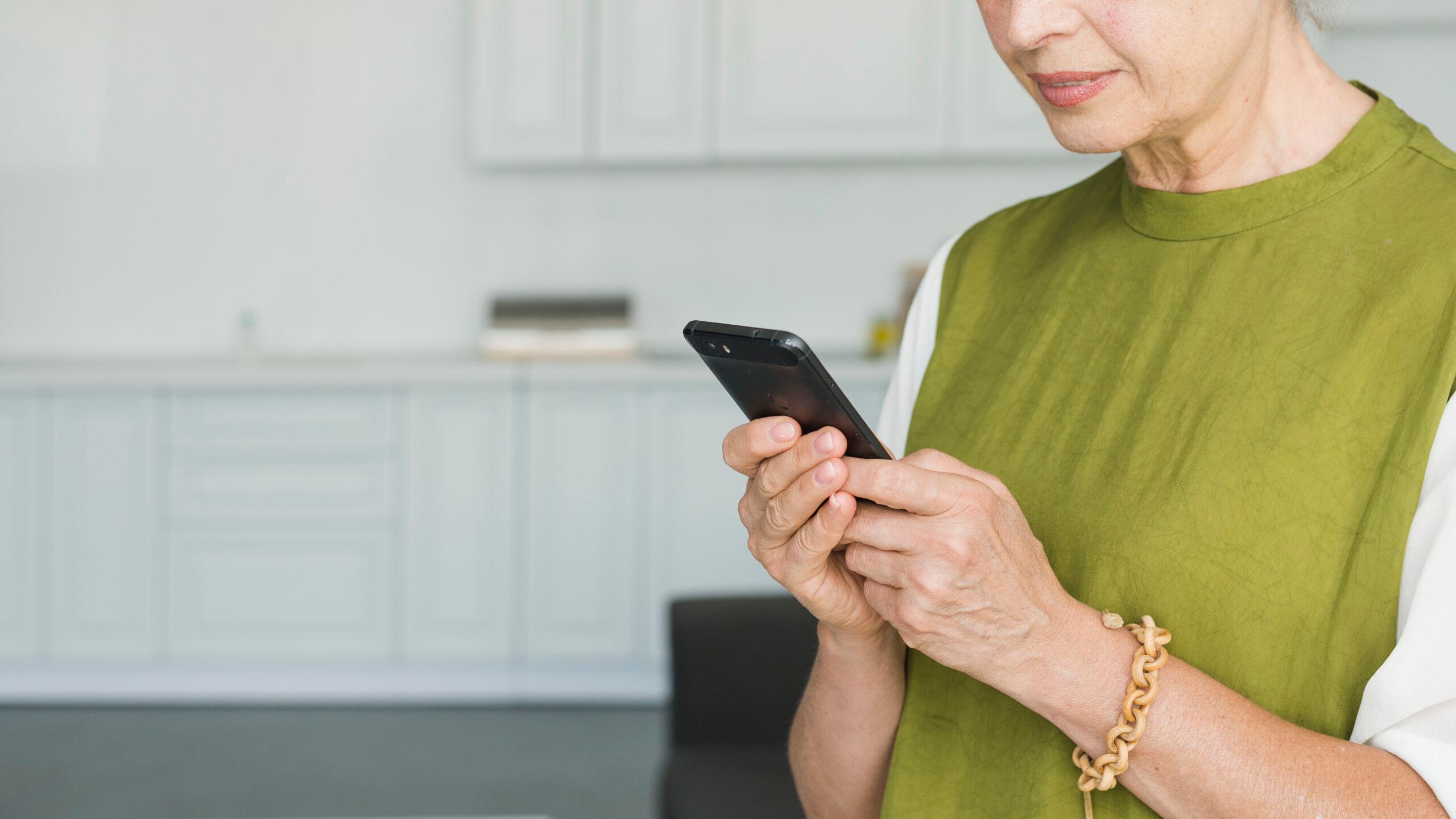close-up-de-mulher-mao-usando-smartphone Proteja-se de Golpes Bancários e Processos Seletivos Fraudulentos