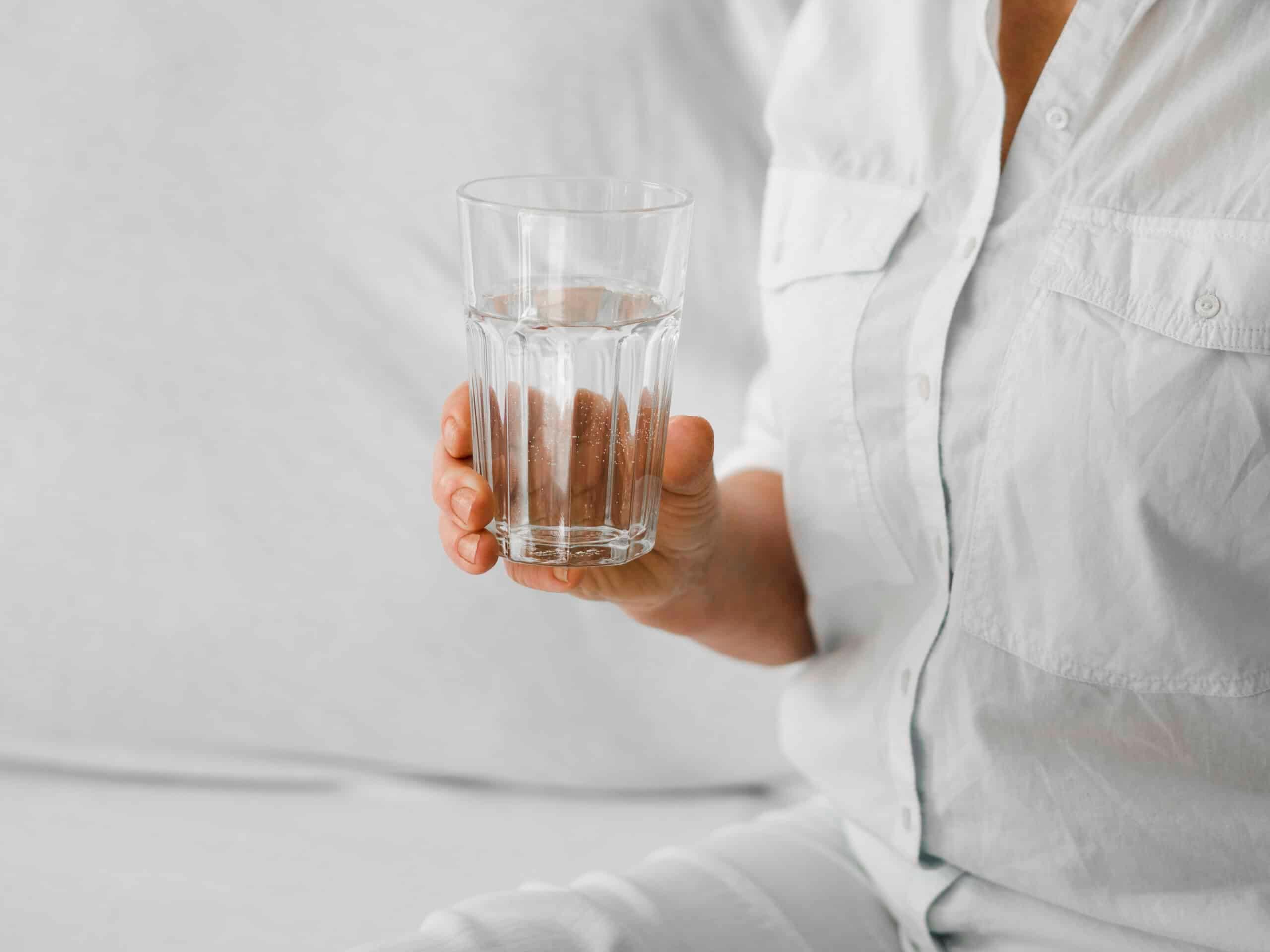 Cuidar da hidratação é essencial para evitar fadiga, confusão mental e riscos à saúde.