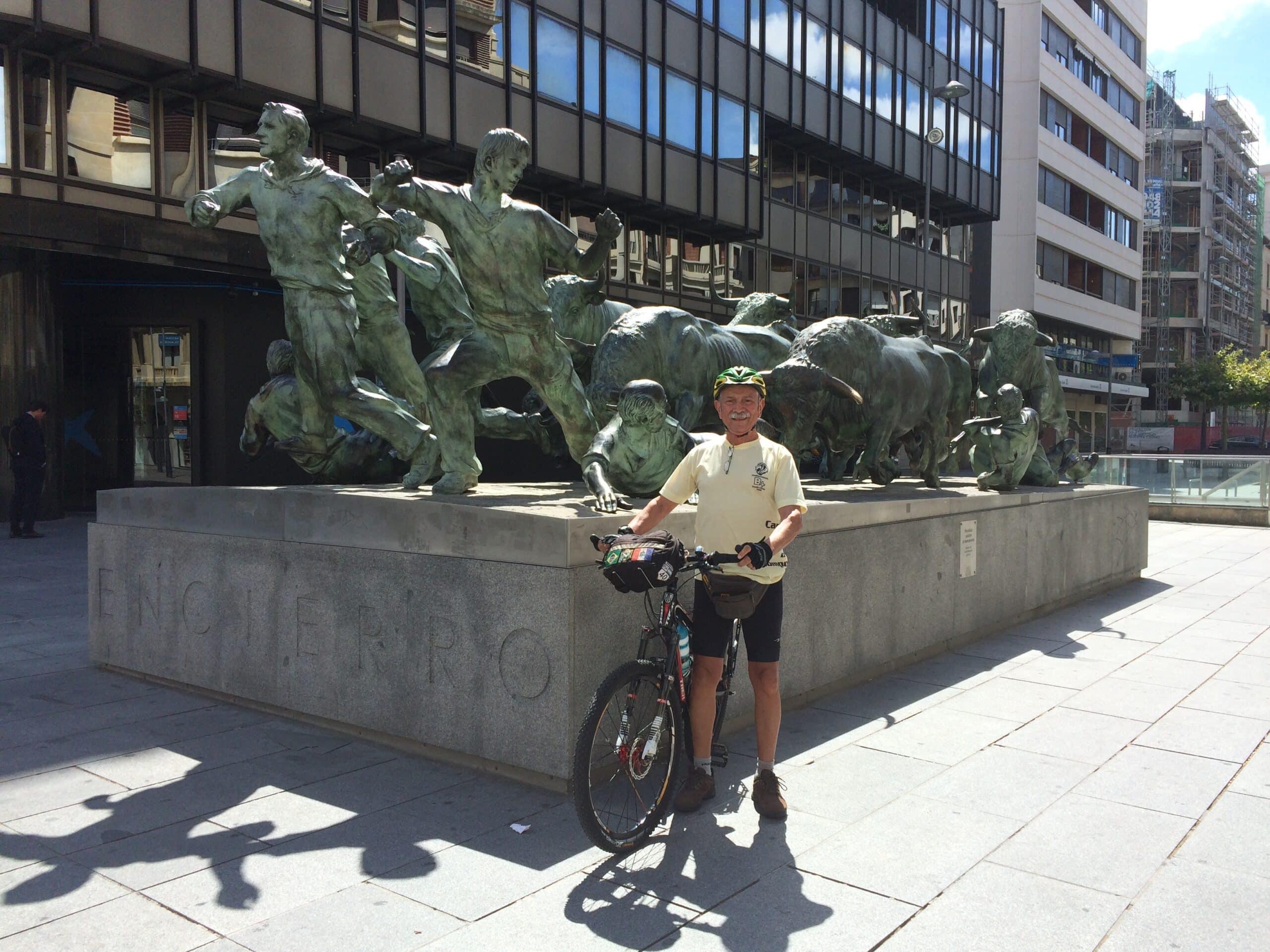 Ciclista prateado Porangaba: paixão pelo ciclismo de longa distância e ativo aos 82 anos.