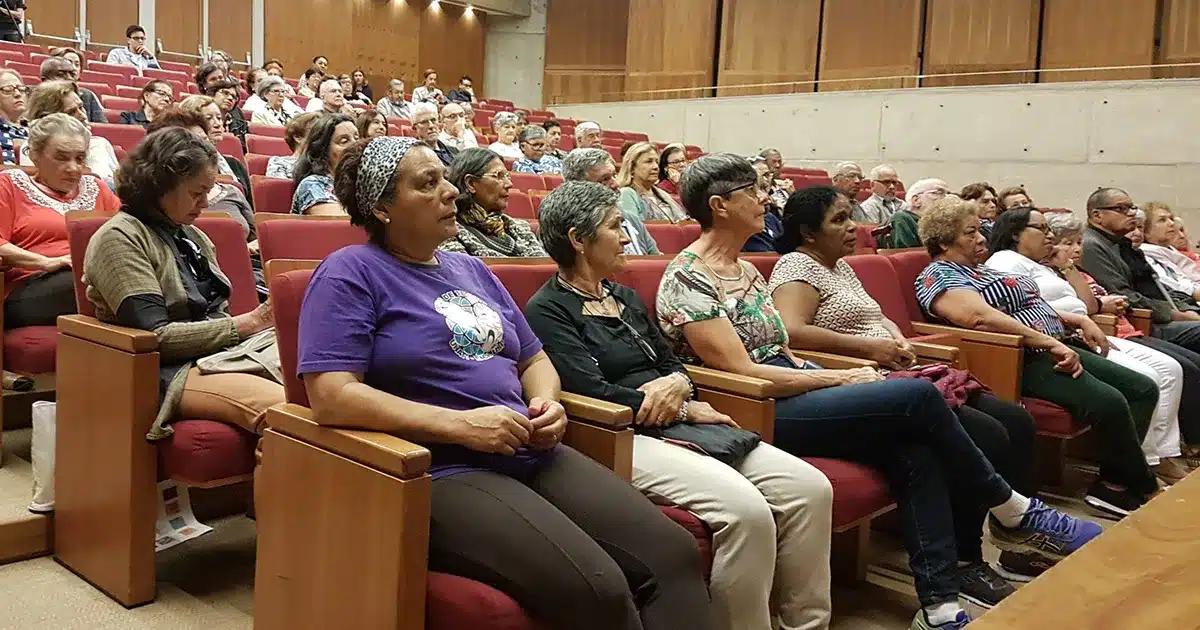 Alunos com mais de 60 anos assistem a aula em auditório no campus da USP em São Paulo