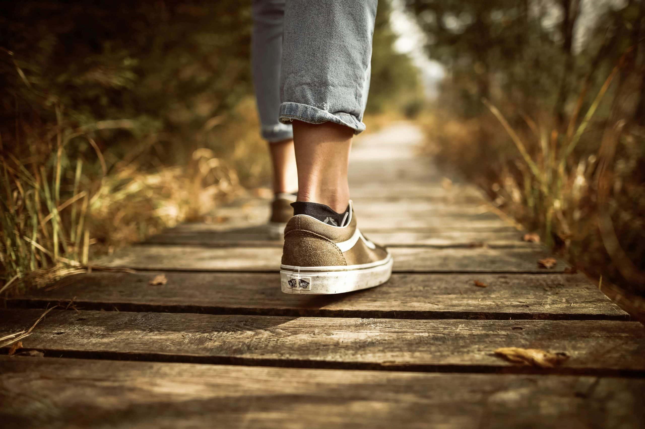 Os benefícios da caminhada na maturidade Caminhada ao ar livre
